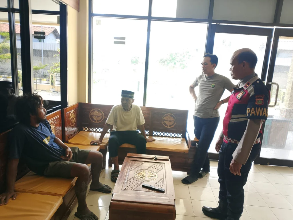 Portal Berita Indonesia dan Dunia Terkini Hari Ini, Update Harian Terbaru, Terlengkap, Tajam, Aktual dan Berimbang. Respon Cepat SPK Polsek Sunda Kelapa, Sempat Bingung dan Linglung di Pelabuhan Sunda Kelapa, Lansia Penderita Demensia Berhasil Dipertemukan Dengan Keluarga - Teropong Rakyat
