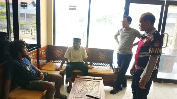 Respon Cepat SPK Polsek Sunda Kelapa, Sempat Bingung dan Linglung di Pelabuhan Sunda Kelapa, Lansia Penderita Demensia Berhasil Dipertemukan Dengan Keluarga