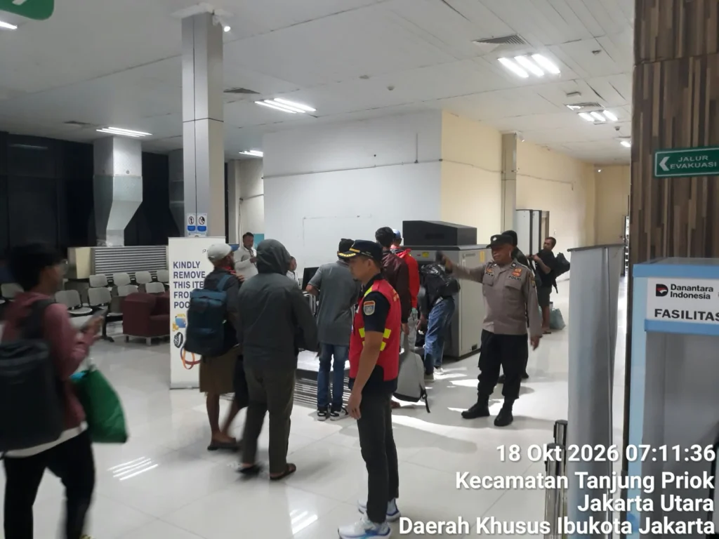 Portal Berita Indonesia dan Dunia Terkini Hari Ini, Update Harian Terbaru, Terlengkap, Tajam, Aktual dan Berimbang. Polres Pelabuhan Tanjung Priok Laksanakan Pelayanan dan Pengamanan Debarkasi 554 Penumpang KM Ciremai dari Surabaya - Teropong Rakyat
