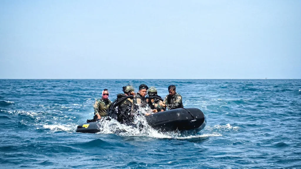 Portal Berita Indonesia dan Dunia Terkini Hari Ini, Update Harian Terbaru, Terlengkap, Tajam, Aktual dan Berimbang. Tembus Kegelapan Bawah Laut, Kopaska Menyelam Bersama MTO ADF - Teropong Rakyat