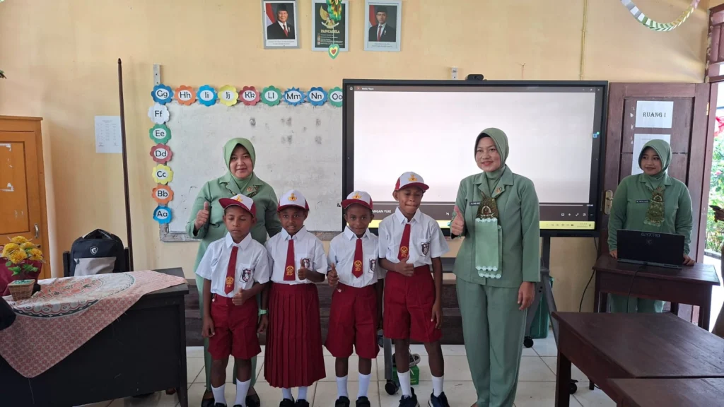 Portal Berita Indonesia dan Dunia Terkini Hari Ini, Update Harian Terbaru, Terlengkap, Tajam, Aktual dan Berimbang. Wujud Kepedulian, Persit KCK Cabang XVII Kodim 1808/Mansel Berikan Bantuan Seragam Sekolah Dukung TMMD Ke-130 - Teropong Rakyat