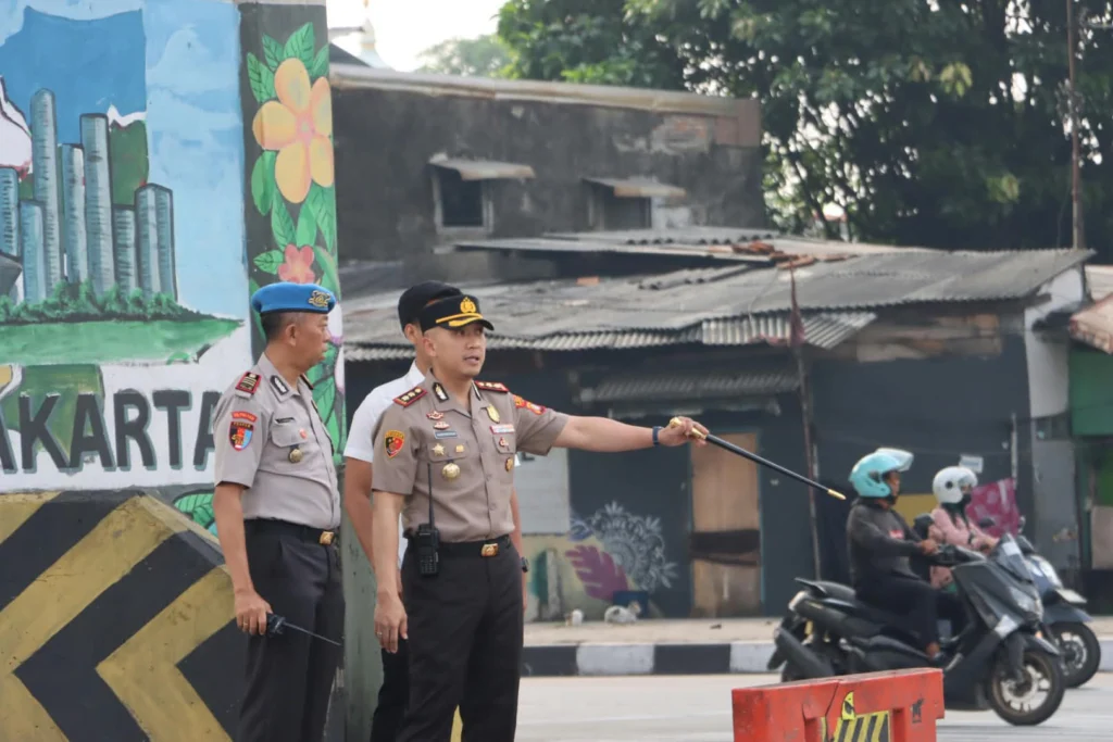 Portal Berita Indonesia dan Dunia Terkini Hari Ini, Update Harian Terbaru, Terlengkap, Tajam, Aktual dan Berimbang. Kapolres Pelabuhan Tanjung Priok Turun Langsung Atur Lalu Lintas, Pastikan Aktivitas Masyarakat Berjalan Lancar - Teropong Rakyat