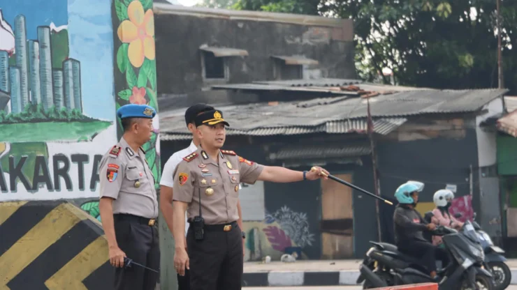 Portal Berita Indonesia dan Dunia Terkini Hari Ini, Update Harian Terbaru, Terlengkap, Tajam, Aktual dan Berimbang. Kapolres Pelabuhan Tanjung Priok Turun Langsung Atur Lalu Lintas, Pastikan Aktivitas Masyarakat Berjalan Lancar