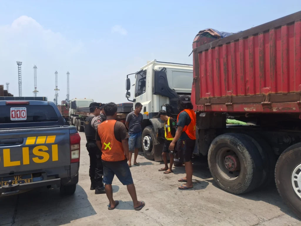 Patroli Perintis Samapta Polres Pelabuhan Tanjung Priok Sisir Kawasan Pelabuhan, Antisipasi Kejahatan - Teropong Rakyat
