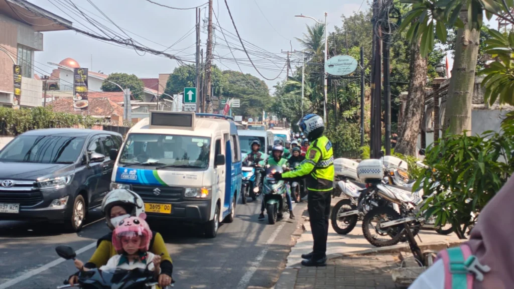 Portal Berita Indonesia dan Dunia Terkini Hari Ini, Update Harian Terbaru, Terlengkap, Tajam, Aktual dan Berimbang. Polda Metro Jaya Atur Lalu Lintas Sore Hari, Bantu Kelancaran Mobilitas Warga - Teropong Rakyat