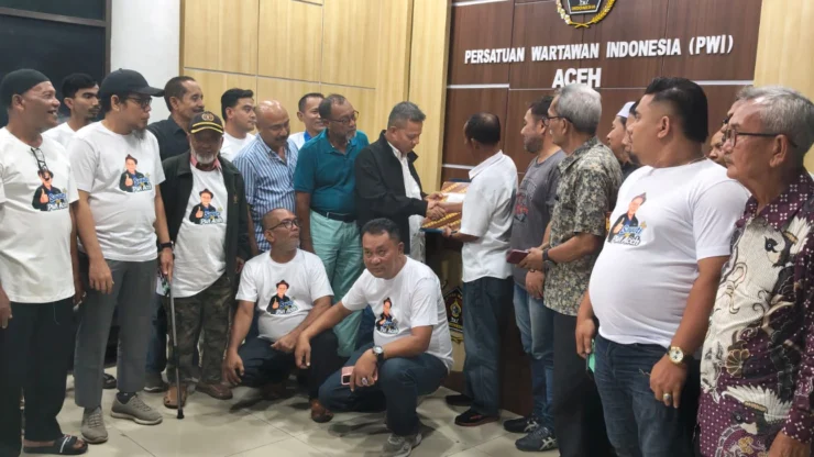 Portal Berita Indonesia dan Dunia Terkini Hari Ini, Update Harian Terbaru, Terlengkap, Tajam, Aktual dan Berimbang. Sayuti Achmad Serahkan Surat Dukungan dari 15 Daerah untuk Maju Calon Ketua PWI Aceh