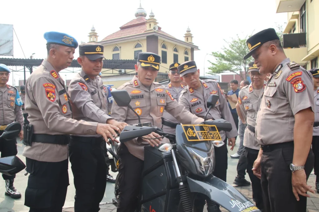 Portal Berita Indonesia dan Dunia Terkini Hari Ini, Update Harian Terbaru, Terlengkap, Tajam, Aktual dan Berimbang. Kapolres Pelabuhan Tanjung Priok Pimpin Pengecekan Kendaraan Dinas, Pastikan Kesiapsiagaan Personel dalam Siaga 1, Pelayanan & Pengamanan Aksi Penyampaian Pendapat - Teropong Rakyat