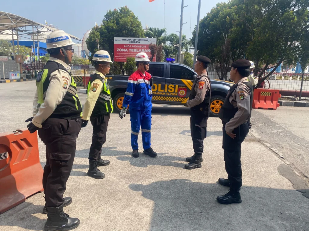 Portal Berita Indonesia dan Dunia Terkini Hari Ini, Update Harian Terbaru, Terlengkap, Tajam, Aktual dan Berimbang. Polres Pelabuhan Tanjung Priok Gelar Patroli Perintis Bersama Masyarakat, Antisipasi Kejahatan, Balap Liar, dan Tawuran - Teropong Rakyat