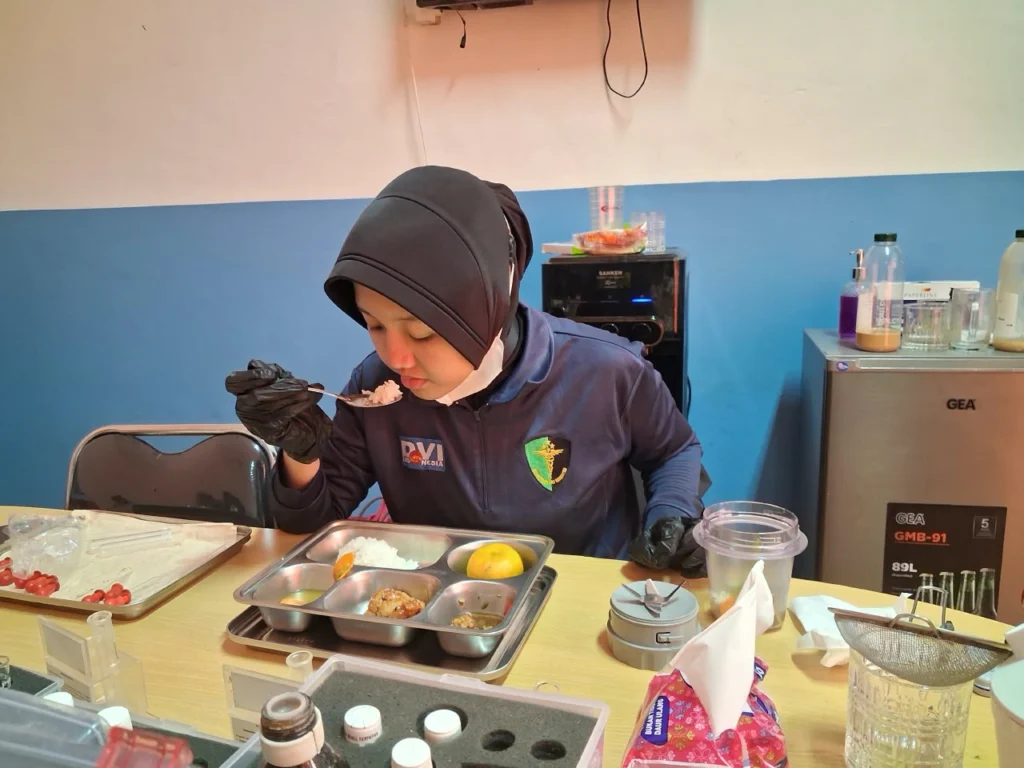Portal Berita Indonesia dan Dunia Terkini Hari Ini, Update Harian Terbaru, Terlengkap, Tajam, Aktual dan Berimbang. Pastikan Keamanan Pangan MBG, Sidokkes Polres Pelabuhan Tanjung Priok Laksanakan Pemeriksaan Food Safety - Teropong Rakyat
