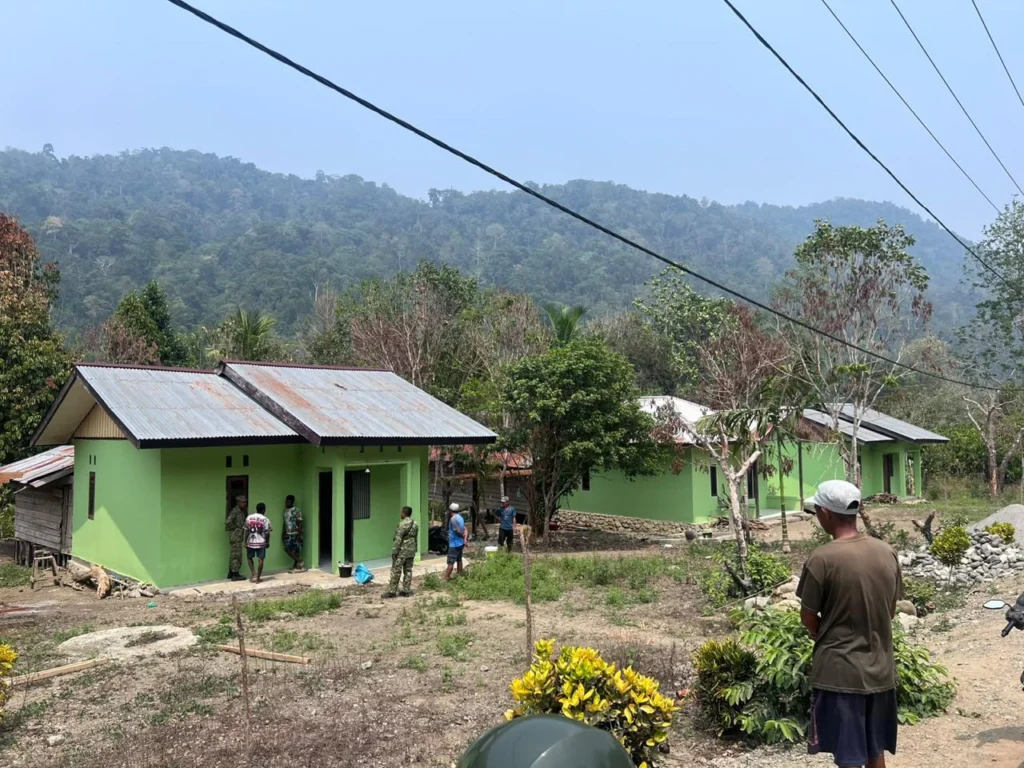 Portal Berita Indonesia dan Dunia Terkini Hari Ini, Update Harian Terbaru, Terlengkap, Tajam, Aktual dan Berimbang. Warna Baru, Semangat Baru : Satgas TMMD ke-130 Percantik Rumah Warga Oransbari - Teropong Rakyat