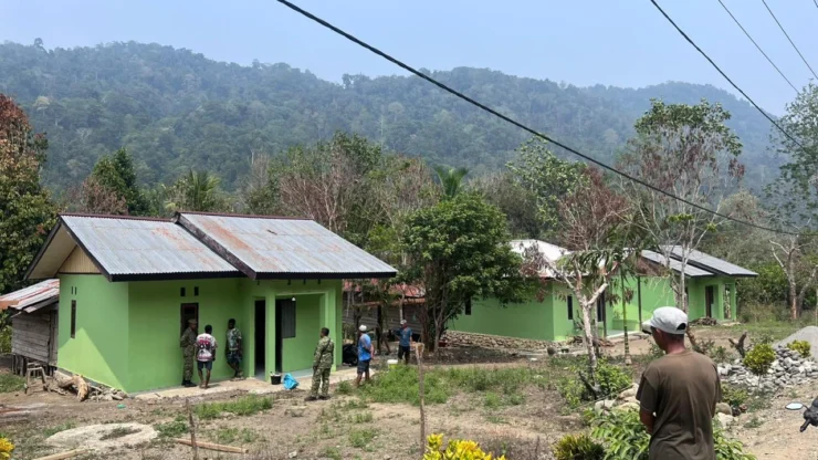 Warna Baru, Semangat Baru : Satgas TMMD ke-130 Percantik Rumah Warga Oransbari