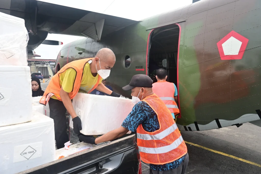 Portal Berita Indonesia dan Dunia Terkini Hari Ini, Update Harian Terbaru, Terlengkap, Tajam, Aktual dan Berimbang. Dukung Mitigasi Karhutla Kalimantan, Lanud Sjamsudin Noor Kerahkan Pesawat NC-212 Misi Modifikasi Cuaca - Teropong Rakyat