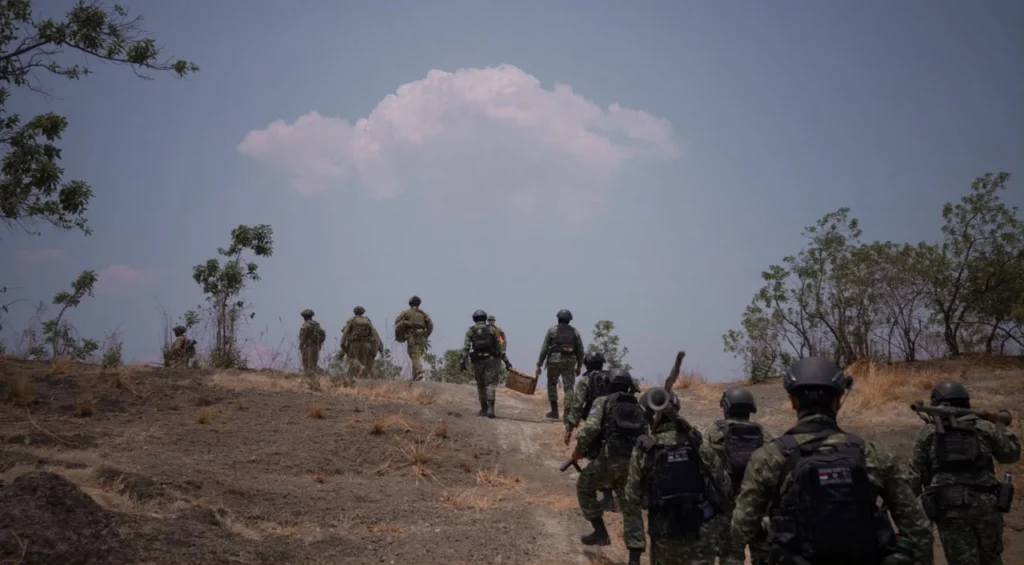Portal Berita Indonesia dan Dunia Terkini Hari Ini, Update Harian Terbaru, Terlengkap, Tajam, Aktual dan Berimbang. Puncak Latihan, TNI dan ADF Unjuk Kemampuan Penembakan Gabungan - Teropong Rakyat