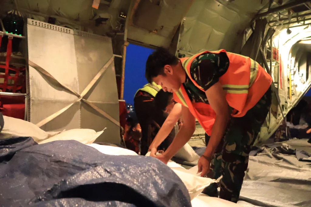 Lanjutkan Misi Penyemaian Dry Ice, Lanud Sjamsudin Noor Kerahkan Pesawat NC-212 dalam 3 Sortie - Teropong Rakyat