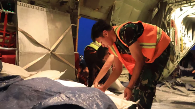 Portal Berita Indonesia dan Dunia Terkini Hari Ini, Update Harian Terbaru, Terlengkap, Tajam, Aktual dan Berimbang. Lanjutkan Misi Penyemaian Dry Ice, Lanud Sjamsudin Noor Kerahkan Pesawat NC-212 dalam 3 Sortie