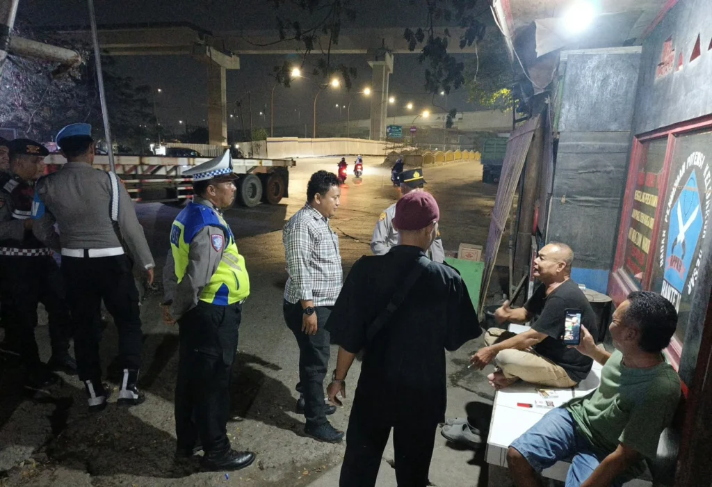 Portal Berita Indonesia dan Dunia Terkini Hari Ini, Update Harian Terbaru, Terlengkap, Tajam, Aktual dan Berimbang. Polres Pelabuhan Tanjung Priok Gelar Patroli Cipta Kondisi dan Strongpoint, Antisipasi Gangguan Kamtibmas pada Dini Hari - Teropong Rakyat