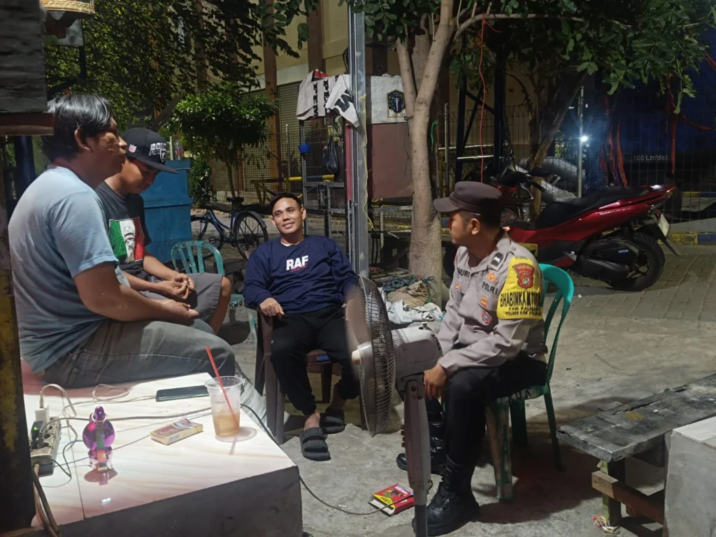 Bhabinkamtibmas Sambangi Warga Pelabuhan Kalibaru, Polres Pelabuhan Tanjung Priok Ajak Masyarakat Jaga Kamtibmas dan Waspadai Kebakaran - Teropong Rakyat
