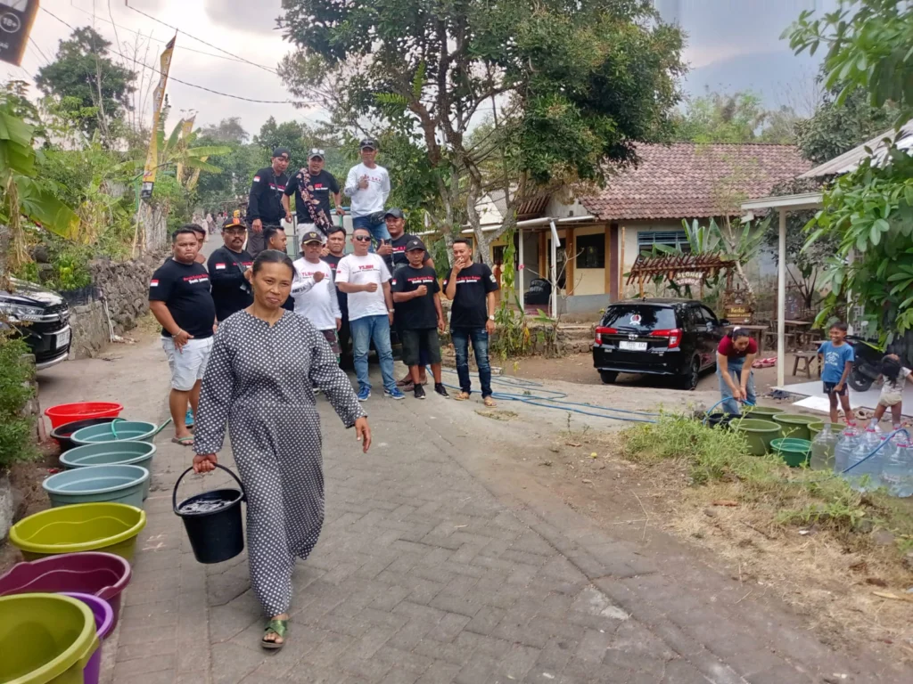 Pipa Air Bersih Sepanjang 5,2 Kilometer Rusak Akibat Kebakaran Hutan Arjuno, YLBH-SKRI Salurkan Bantuan Air Ke Warga Jatiarjo - Teropong Rakyat