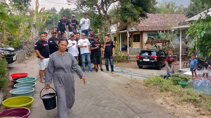 Pipa Air Bersih Sepanjang 5,2 Kilometer Rusak Akibat Kebakaran Hutan Arjuno, YLBH-SKRI Salurkan Bantuan Air Ke Warga Jatiarjo