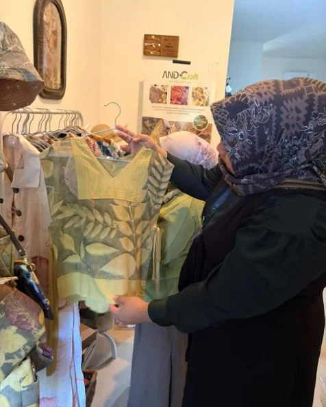 Portal Berita Indonesia dan Dunia Terkini Hari Ini, Update Harian Terbaru, Terlengkap, Tajam, Aktual dan Berimbang. Dosen FEB UPN Veteran Jawa Timur Dampingi UMKM AndCraft Perkuat Pemasaran Batik Ecoprint - Teropong Rakyat