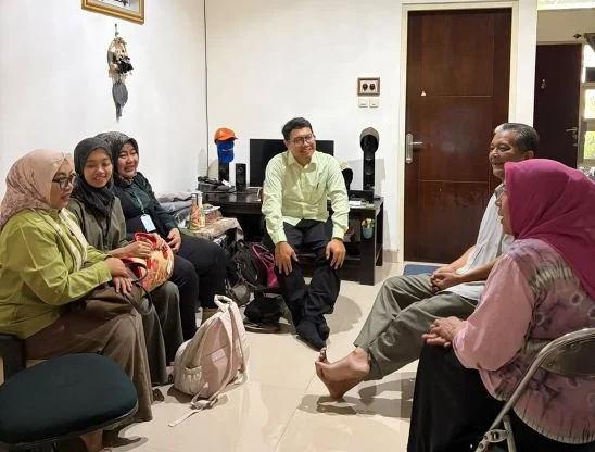 Dosen FEB UPN Veteran Jawa Timur Dampingi UMKM AndCraft Perkuat Pemasaran Batik Ecoprint