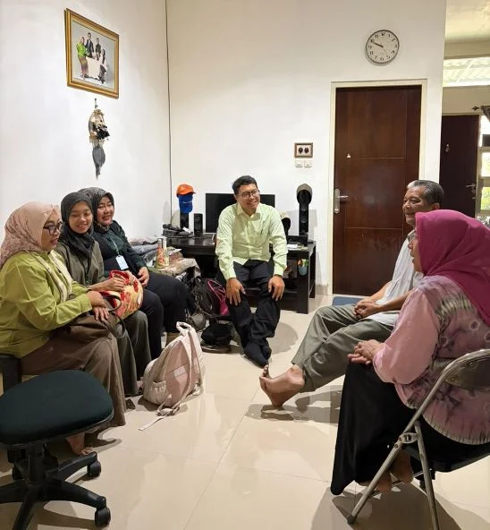 Portal Berita Indonesia dan Dunia Terkini Hari Ini, Update Harian Terbaru, Terlengkap, Tajam, Aktual dan Berimbang. Dosen FEB UPN Veteran Jawa Timur Dampingi UMKM AndCraft Perkuat Pemasaran Batik Ecoprint - Teropong Rakyat