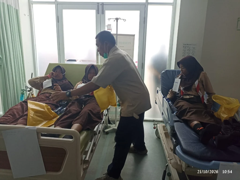 Portal Berita Indonesia dan Dunia Terkini Hari Ini, Update Harian Terbaru, Terlengkap, Tajam, Aktual dan Berimbang. 103 Siswa SMPN 2 Cisarua Bogor Diduga Keracunan MBG, Bupati Pastikan Penanganan Medis - Teropong Rakyat