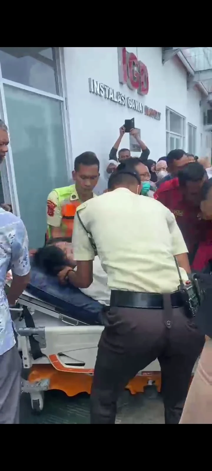 Portal Berita Indonesia dan Dunia Terkini Hari Ini, Update Harian Terbaru, Terlengkap, Tajam, Aktual dan Berimbang. 103 Siswa SMPN 2 Cisarua Bogor Diduga Keracunan MBG, Bupati Pastikan Penanganan Medis - Teropong Rakyat