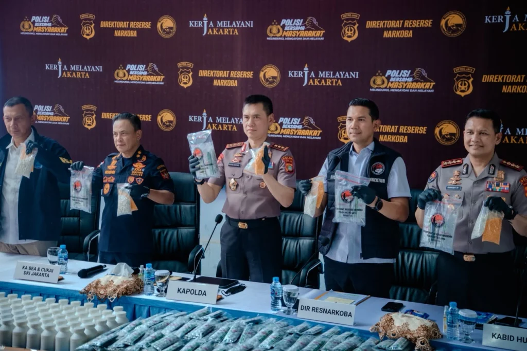 Polda Metro Jaya Sita Lebih dari 7 Juta Butir Obat Keras Ilegal, 16 Orang Diamankan - Teropong Rakyat