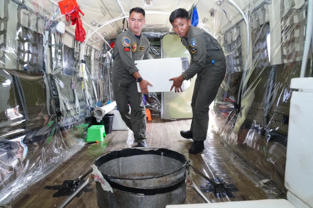 TNI Optimalkan Dukungan Operasi Modifikasi Cuaca untuk Penanganan Karhutla di Kalimantan - Teropong Rakyat