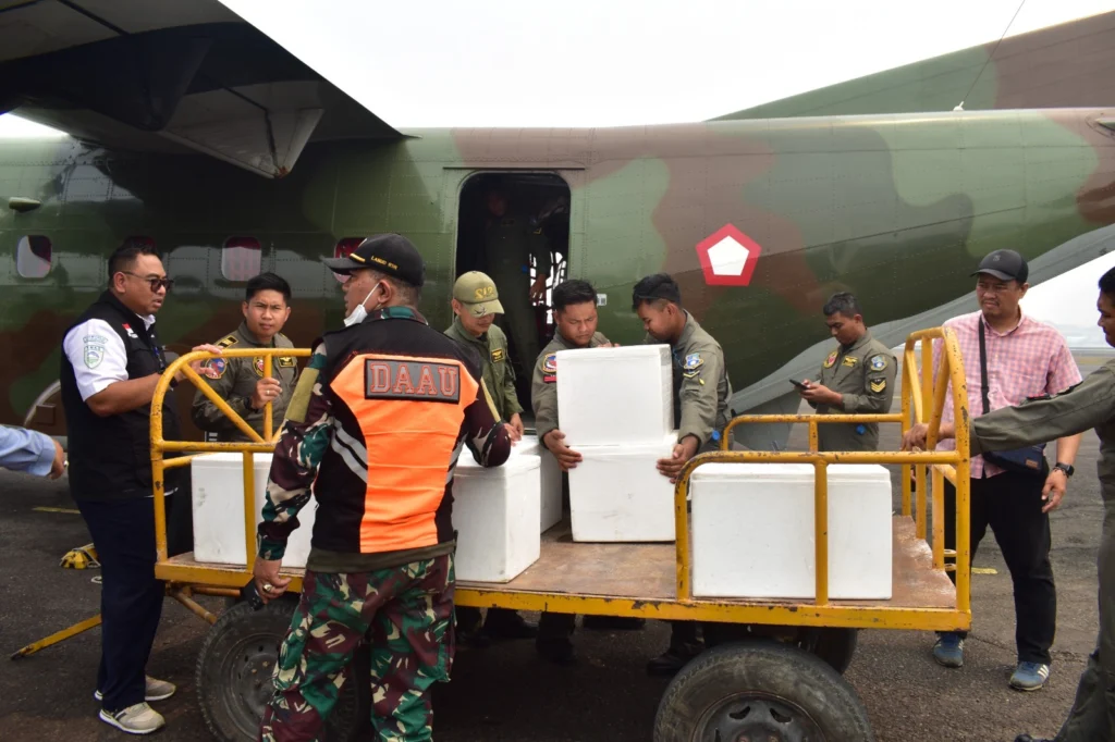 Portal Berita Indonesia dan Dunia Terkini Hari Ini, Update Harian Terbaru, Terlengkap, Tajam, Aktual dan Berimbang. Dry Ice dari Udara, TNI Upayakan Mengurai Asap Karhutla di Palembang - Teropong Rakyat