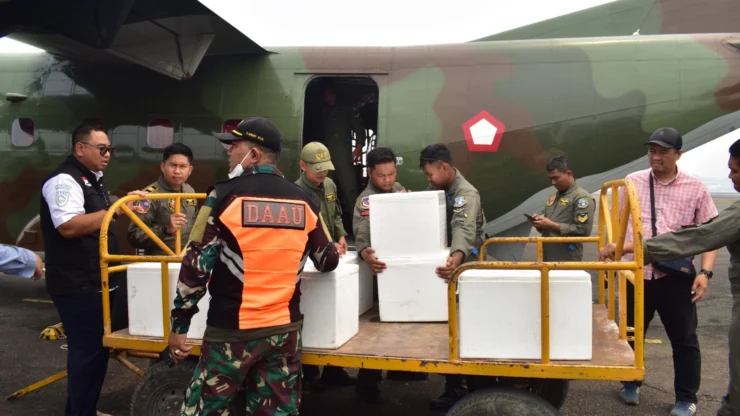 Portal Berita Indonesia dan Dunia Terkini Hari Ini, Update Harian Terbaru, Terlengkap, Tajam, Aktual dan Berimbang. Dry Ice dari Udara, TNI Upayakan Mengurai Asap Karhutla di Palembang