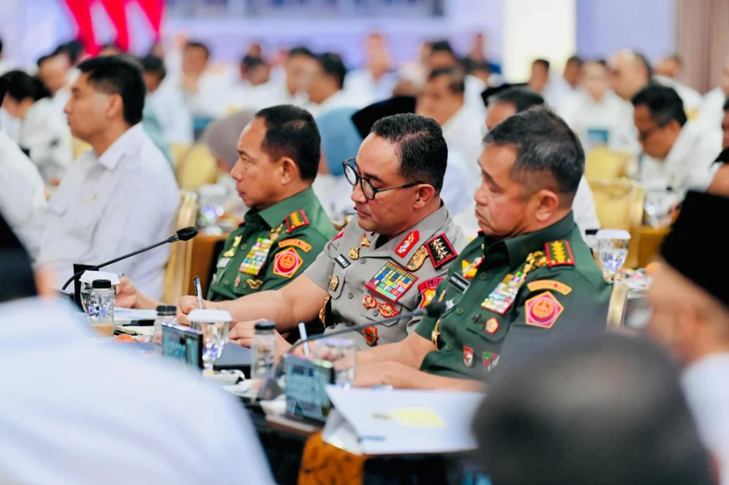 Portal Berita Indonesia dan Dunia Terkini Hari Ini, Update Harian Terbaru, Terlengkap, Tajam, Aktual dan Berimbang. Panglima TNI Hadiri Sidang Kabinet Paripurna di Istana Negara - Teropong Rakyat