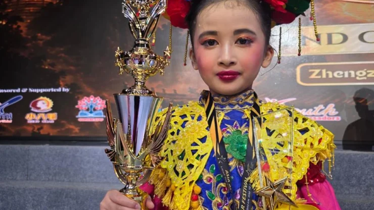 Portal Berita Indonesia dan Dunia Terkini Hari Ini, Update Harian Terbaru, Terlengkap, Tajam, Aktual dan Berimbang. Usia 8 Tahun, Leia Raih Gold Award di China melalui Tari Betawi