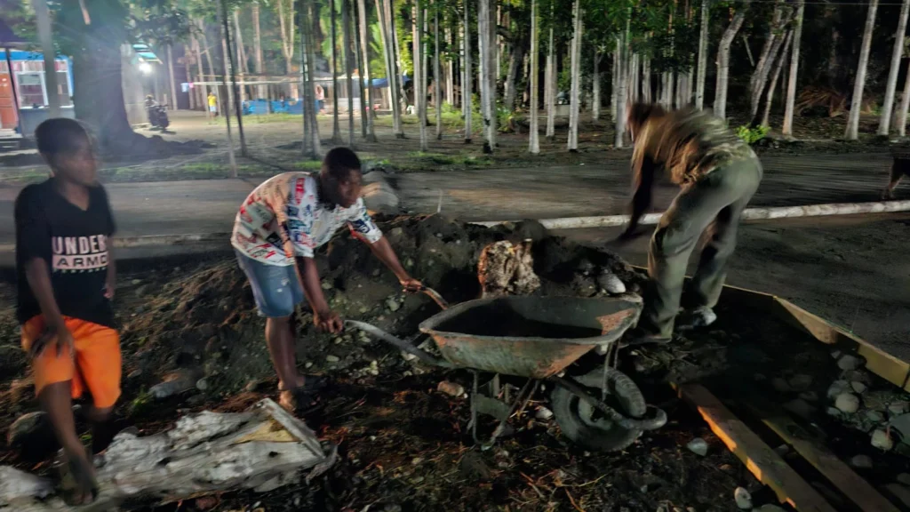 Kejar Target TMMD ke 130, Satgas Bersama Masyarakat Lembur Hingga Larut Malam - Teropong Rakyat
