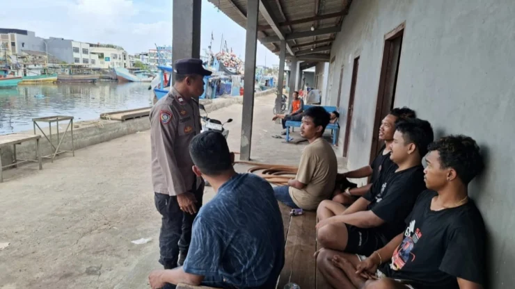 Portal Berita Indonesia dan Dunia Terkini Hari Ini, Update Harian Terbaru, Terlengkap, Tajam, Aktual dan Berimbang. Polsek Kawasan Sunda Kelapa Laksanakan Sambang DDS di Pelabuhan Muara Angke, imbau ABK Kapal Jaga Kamtibmas