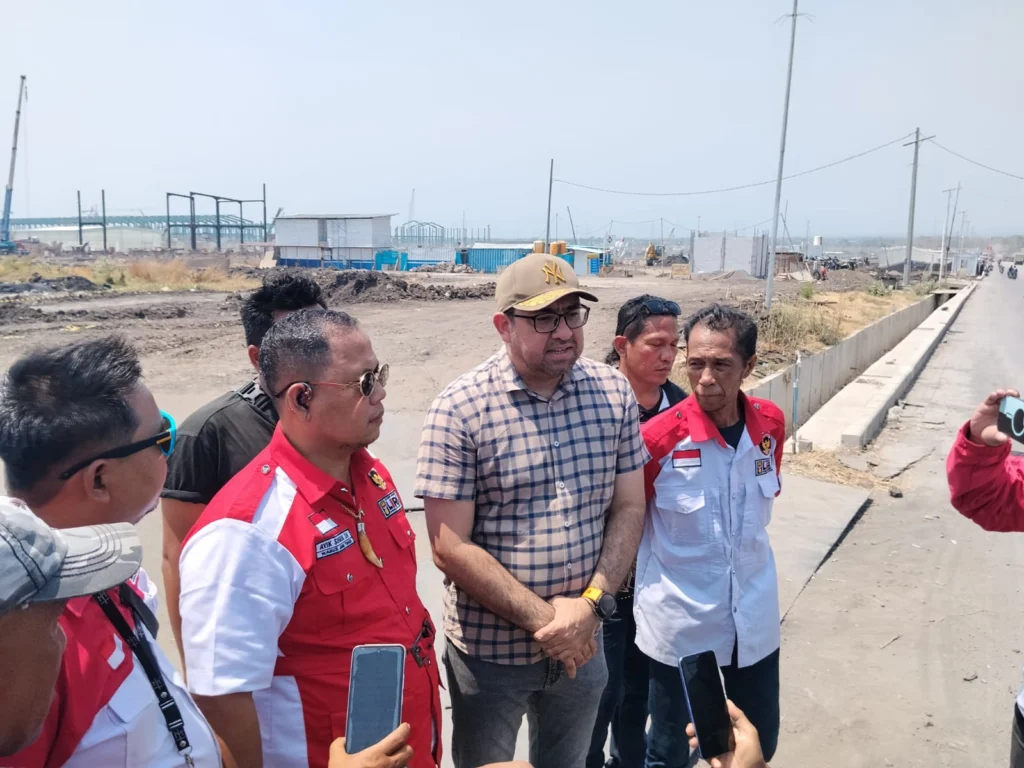 Portal Berita Indonesia dan Dunia Terkini Hari Ini, Update Harian Terbaru, Terlengkap, Tajam, Aktual dan Berimbang. Ayi Suhaya Bersama Humas Temui Warga Genengwaru, Dialog soal Pengamanan Proyek Smelter PIER - Teropong Rakyat