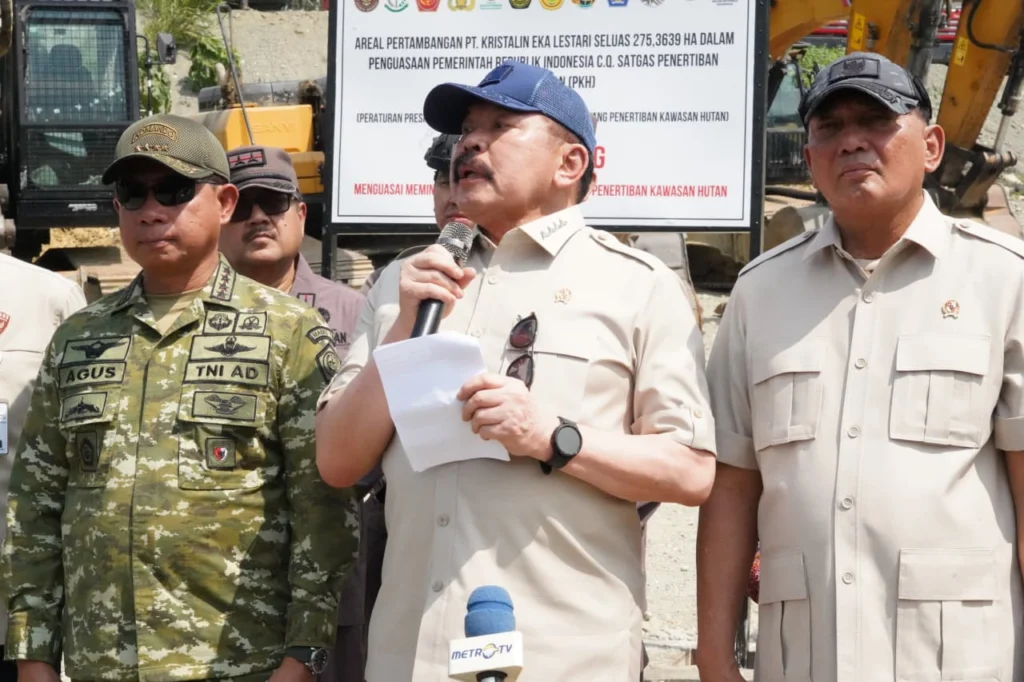 Portal Berita Indonesia dan Dunia Terkini Hari Ini, Update Harian Terbaru, Terlengkap, Tajam, Aktual dan Berimbang. Panglima TNI Tinjau Penertiban Kawasan Hutan di Nabire - Teropong Rakyat