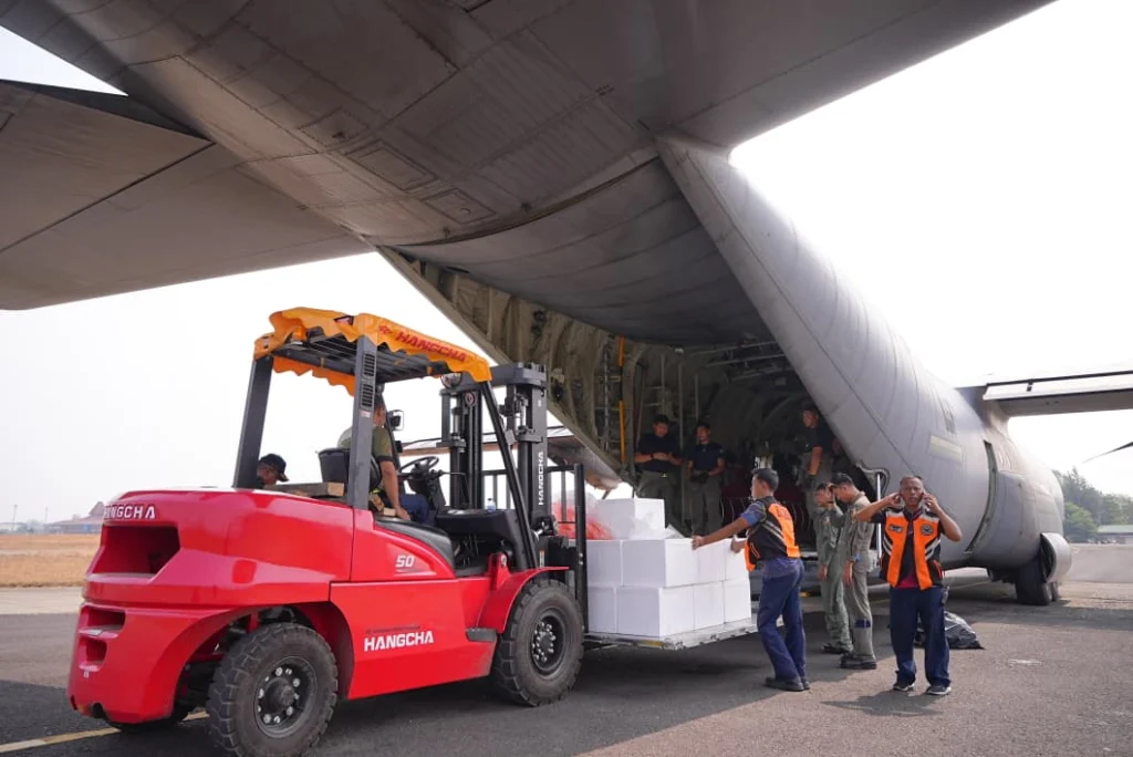 Portal Berita Indonesia dan Dunia Terkini Hari Ini, Update Harian Terbaru, Terlengkap, Tajam, Aktual dan Berimbang. Hari Ketujuh OMC, TNI Kirim 17,4 Ton Bahan Semai ke Palembang dan Banjarmasin - Teropong Rakyat