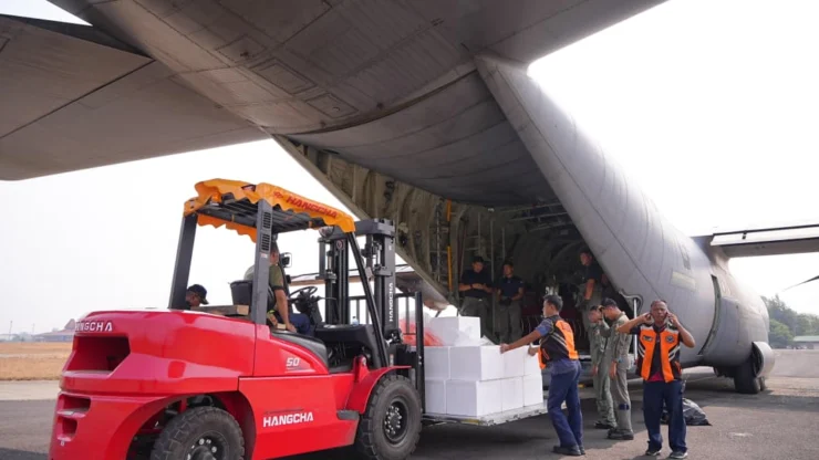 Portal Berita Indonesia dan Dunia Terkini Hari Ini, Update Harian Terbaru, Terlengkap, Tajam, Aktual dan Berimbang. Hari Ketujuh OMC, TNI Kirim 17,4 Ton Bahan Semai ke Palembang dan Banjarmasin