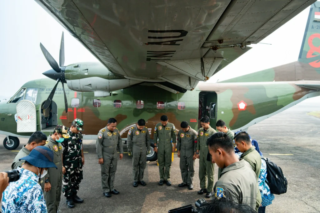 Portal Berita Indonesia dan Dunia Terkini Hari Ini, Update Harian Terbaru, Terlengkap, Tajam, Aktual dan Berimbang. Percepat Penanganan Karhutla di Palembang, Satgas OMC Semai Dry Ice dan NaCl sebanyak 5 sorti - Teropong Rakyat