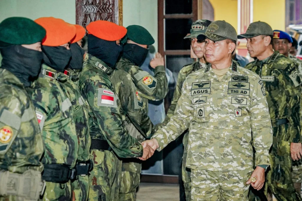 Portal Berita Indonesia dan Dunia Terkini Hari Ini, Update Harian Terbaru, Terlengkap, Tajam, Aktual dan Berimbang. Jaga Kedaulatan NKRI, 136 Prajurit TNI di Papua Terima Kenaikan Pangkat Luar Biasa - Teropong Rakyat