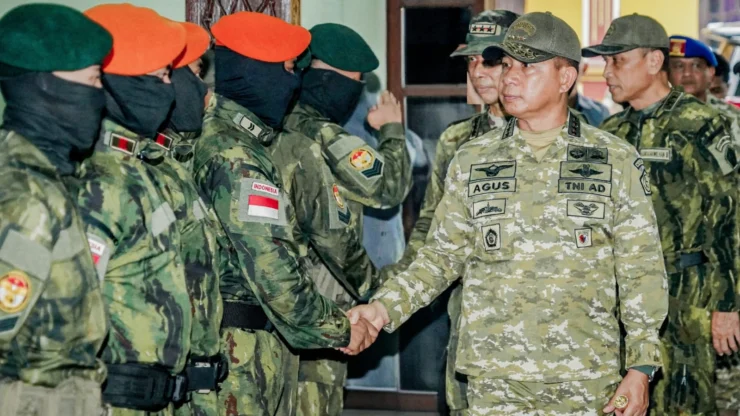 Portal Berita Indonesia dan Dunia Terkini Hari Ini, Update Harian Terbaru, Terlengkap, Tajam, Aktual dan Berimbang. Jaga Kedaulatan NKRI, 136 Prajurit TNI di Papua Terima Kenaikan Pangkat Luar Biasa