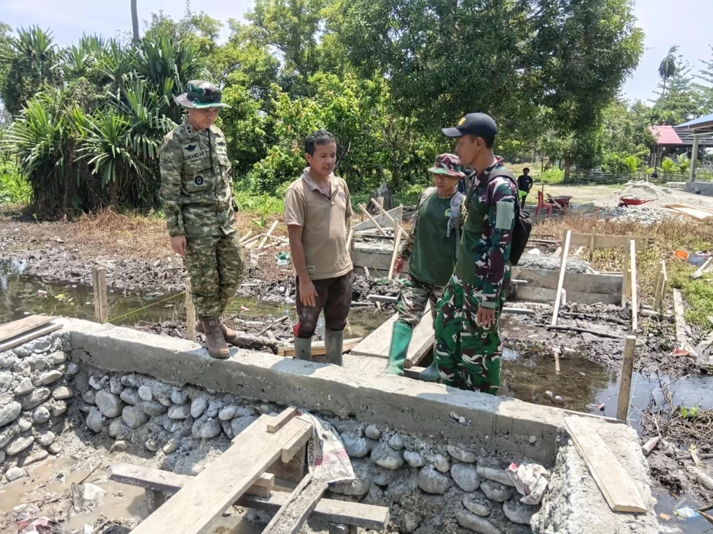 Pastikan Pembangunan Sesuai Target, Dansatgas TMMD ke 130 Tinjau Langsung Pekerjaan Jembatan - Teropong Rakyat