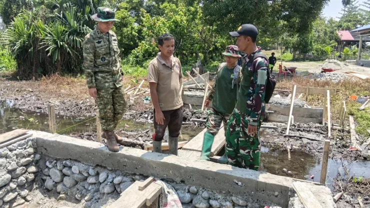 Pastikan Pembangunan Sesuai Target, Dansatgas TMMD ke 130 Tinjau Langsung Pekerjaan Jembatan