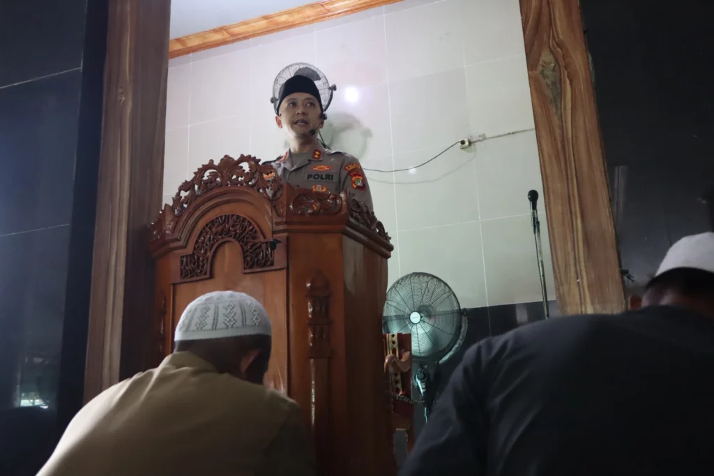 Kapolres Pelabuhan Tanjung Priok Jadi Khotib dan Imam Shalat Jumat, Ajak Jamaah Perkuat Rasa Syukur dan Qanaah - Teropong Rakyat