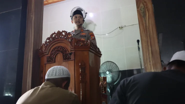 Kapolres Pelabuhan Tanjung Priok Jadi Khotib dan Imam Shalat Jumat, Ajak Jamaah Perkuat Rasa Syukur dan Qanaah