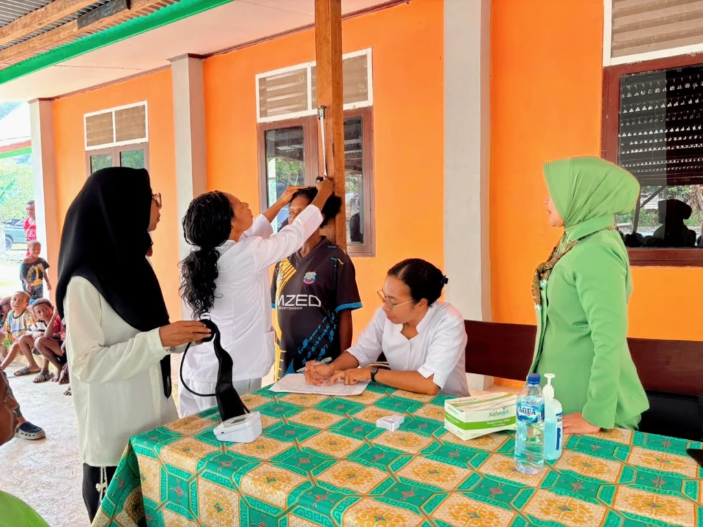 Kolaborasi Satgas TMMD, Persit KCK, Dan Puskesmas Nuhuwei : Berikan Pelayanan Kesehatan - Teropong Rakyat