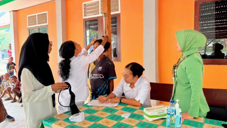 Portal Berita Indonesia dan Dunia Terkini Hari Ini, Update Harian Terbaru, Terlengkap, Tajam, Aktual dan Berimbang. Kolaborasi Satgas TMMD, Persit KCK, Dan Puskesmas Nuhuwei : Berikan Pelayanan Kesehatan