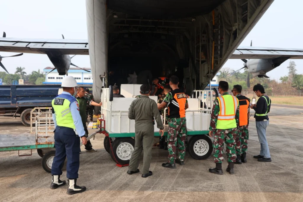 Portal Berita Indonesia dan Dunia Terkini Hari Ini, Update Harian Terbaru, Terlengkap, Tajam, Aktual dan Berimbang. Dukung OMC di Palembang, TNI Semai 5,4 Ton NaCl dan Dry Ice dari Lanud SMH - Teropong Rakyat